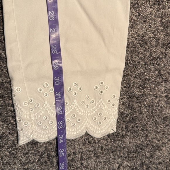 Chicos Brigitte Embroidered Eyelets Slim Cropped Pants Pull on 12R - Picture 9 of 9